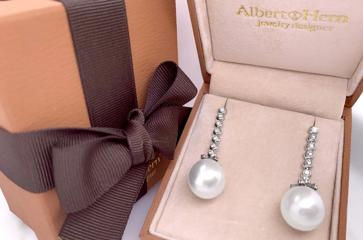 Earrings 18kt Gold Dangle Pearls & Bezel Setting Diamonds
