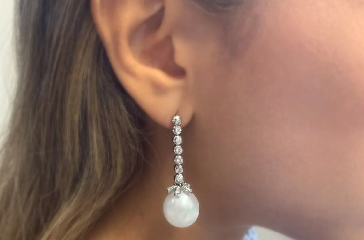 Earrings 18kt Gold Dangle Pearls & Bezel Setting Diamonds