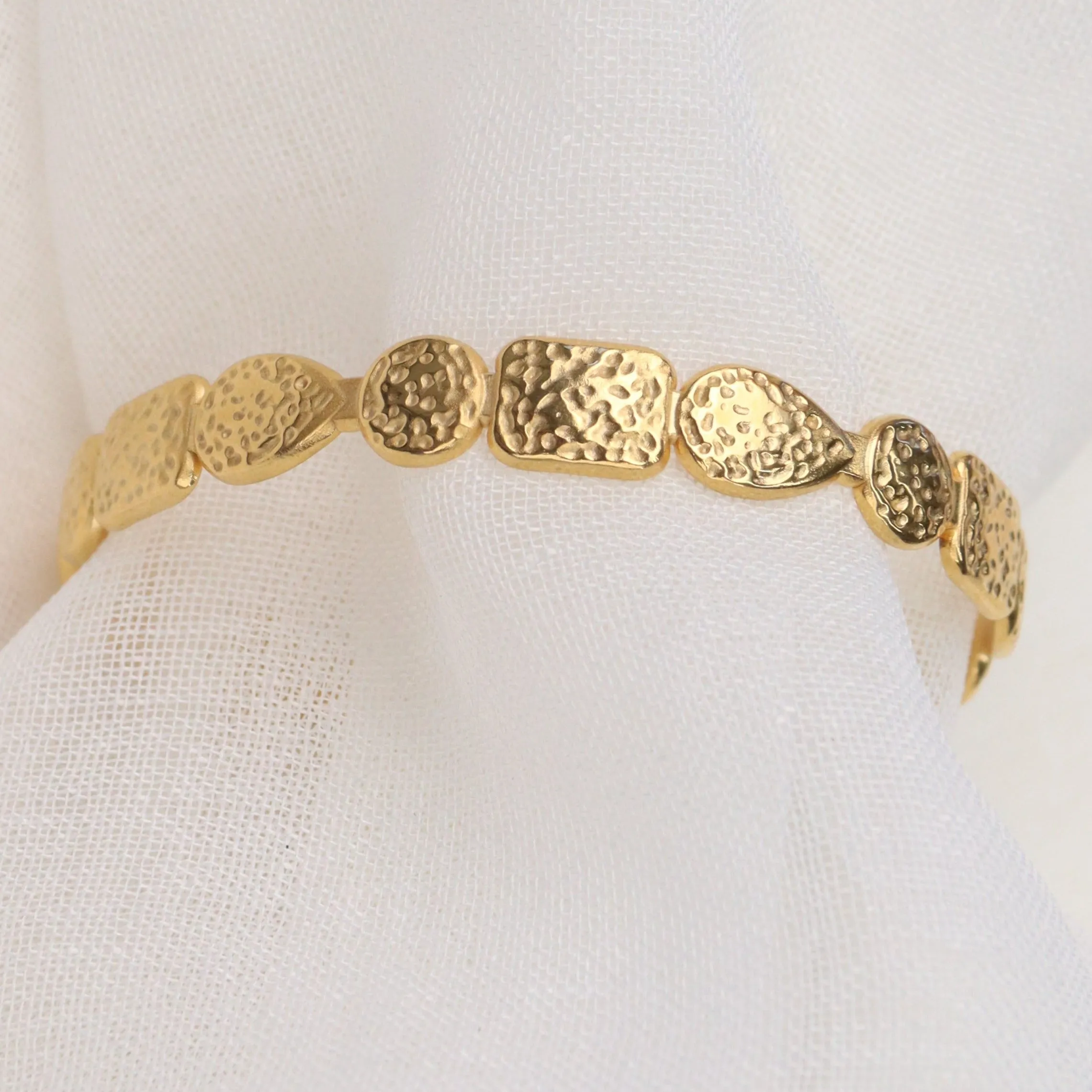 Elegant Stainless Steel Cuff Bangle with Luxurious 18K Gold Plating – Sophisticated Jewelry for Any Occasion