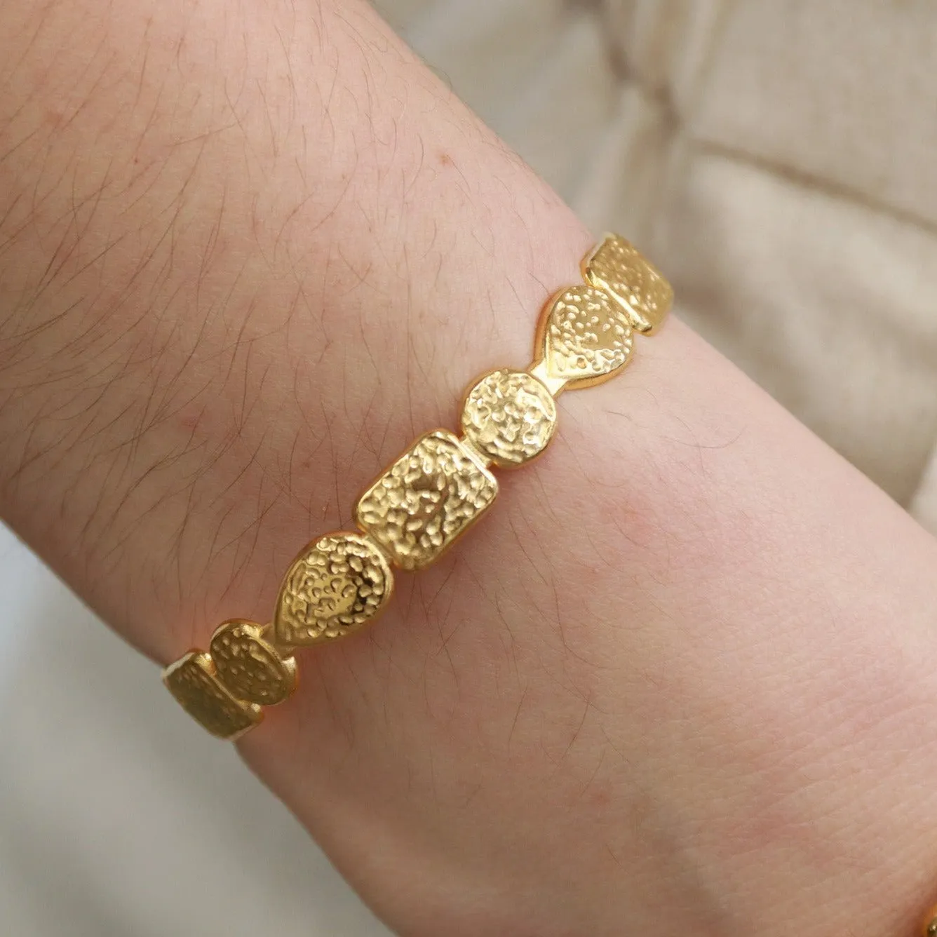 Elegant Stainless Steel Cuff Bangle with Luxurious 18K Gold Plating – Sophisticated Jewelry for Any Occasion