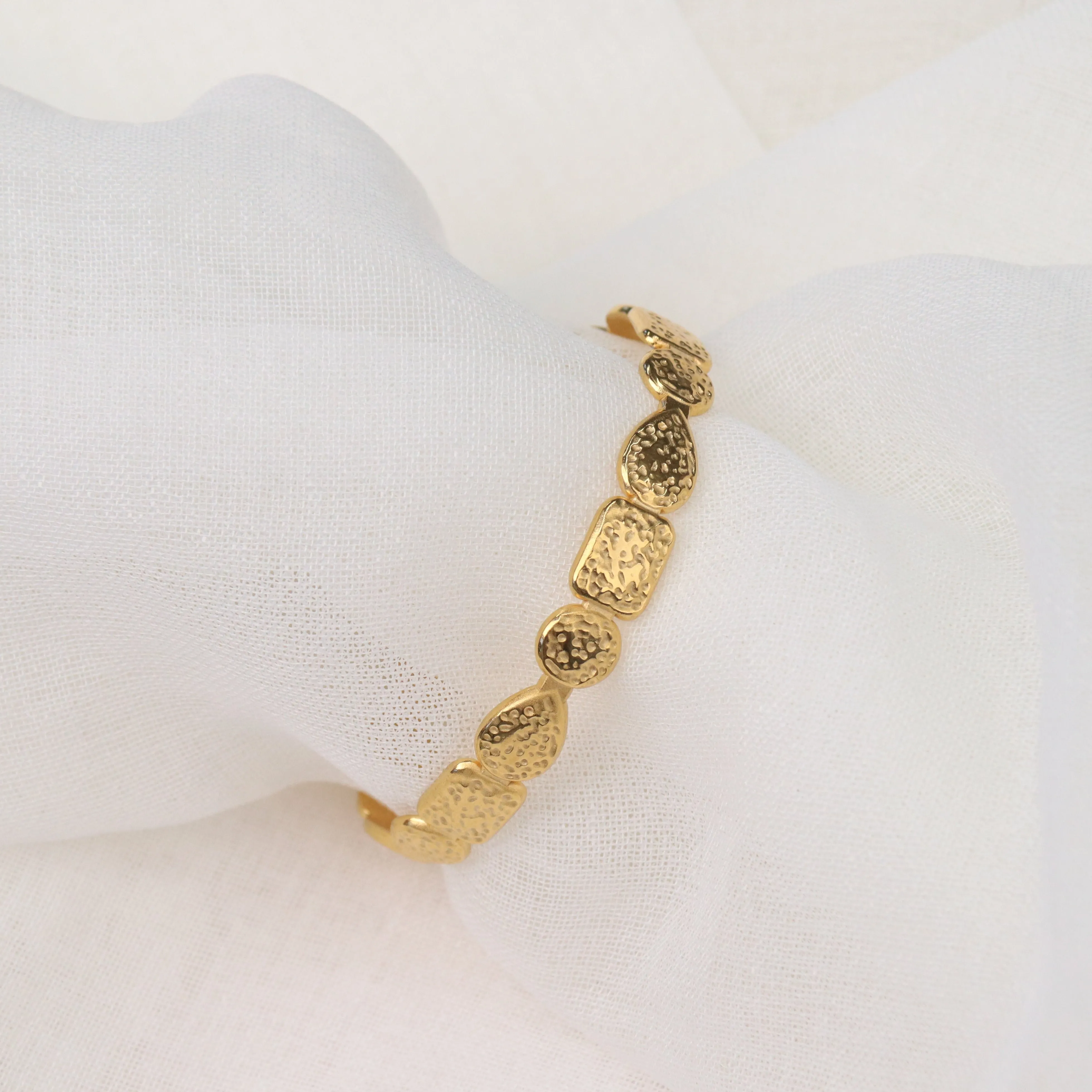 Elegant Stainless Steel Cuff Bangle with Luxurious 18K Gold Plating – Sophisticated Jewelry for Any Occasion