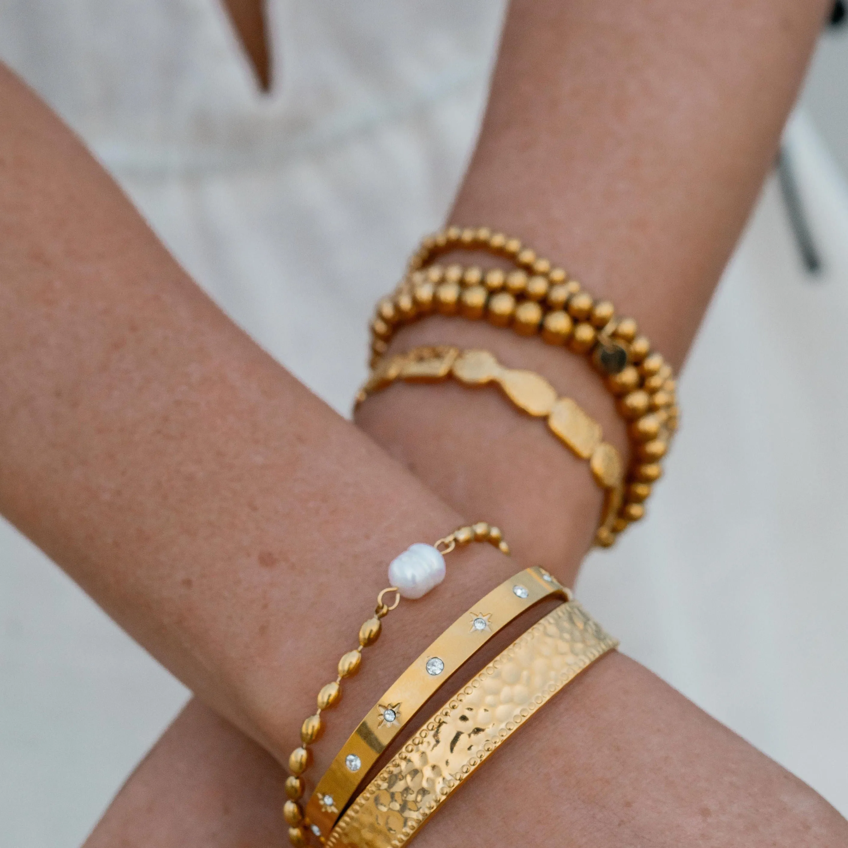 Elegant Stainless Steel Cuff Bangle with Luxurious 18K Gold Plating – Sophisticated Jewelry for Any Occasion