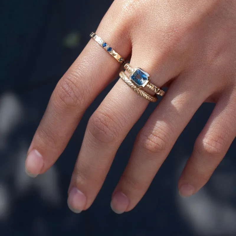 Linea Ring, Blue Sapphire, 9kt Yellow Gold