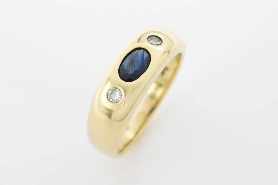 Sapphire and diamond trilogy ring in 18 carat gold.