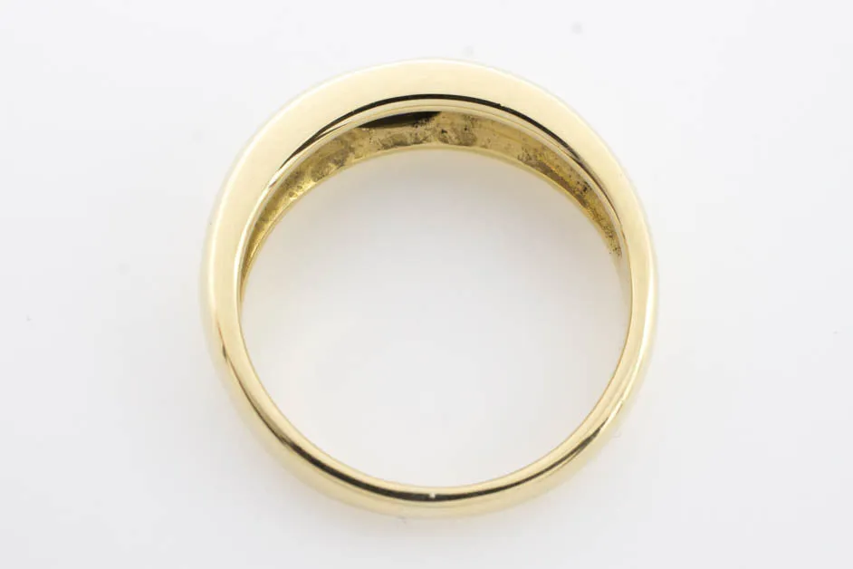 Sapphire and diamond trilogy ring in 18 carat gold.