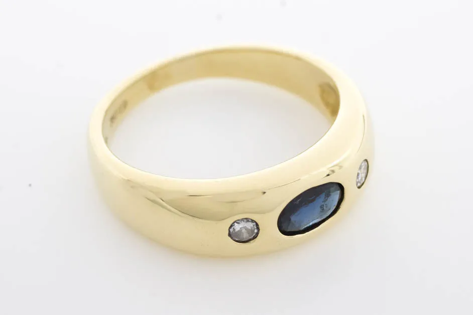 Sapphire and diamond trilogy ring in 18 carat gold.